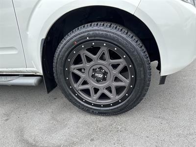2010 Nissan NAVARA - Thumbnail