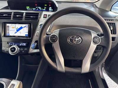 2013 Toyota Prius Alpha - Thumbnail